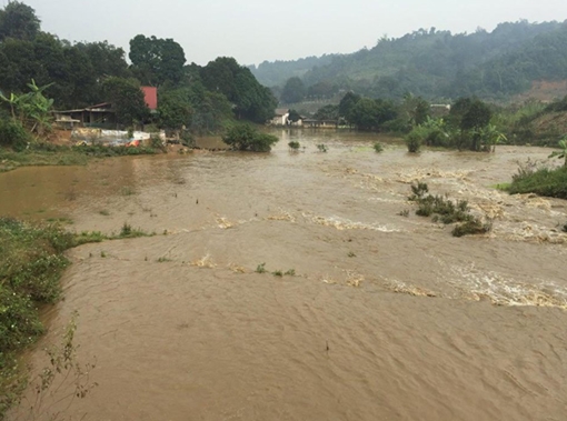Vỡ cửa xả đáy hồ thải ở Lào Cai, nhiều hộ dân gồng mình chống lũ