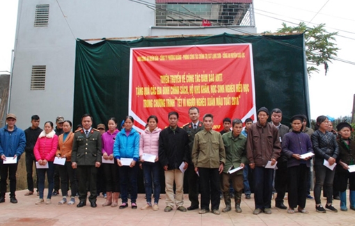 Mang Tết sớm đến với người dân ở nơi vành đai biên giới         