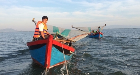 Xử lý tình trạng khai thác thủy sản bằng các nghề cấm