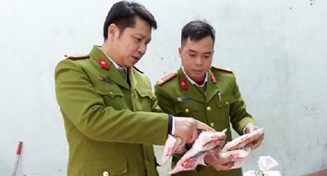 Thuê taxi vận chuyển 256kg mì chính Ajinomoto dởm