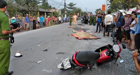 Xe đưa rước công nhân cán chết người rồi bỏ chạy