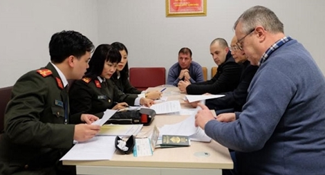 Thi hành dẫn độ đối tượng bị truy nã quốc tế cho Cộng hòa Bun-ga-ri