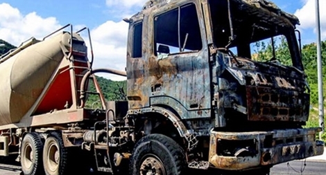 Xe trộn bê tông bất ngờ bốc cháy