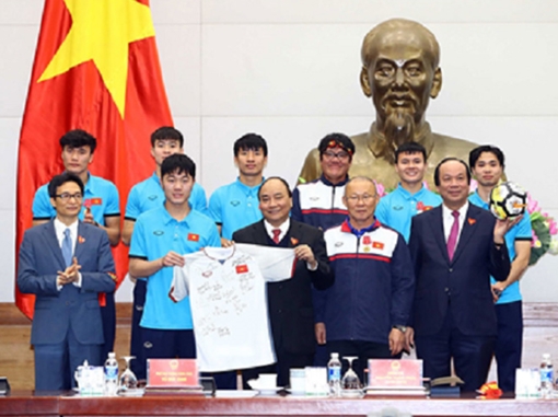 Đấu giá món quà của U23 VN tặng Thủ tướng để ủng hộ người nghèo