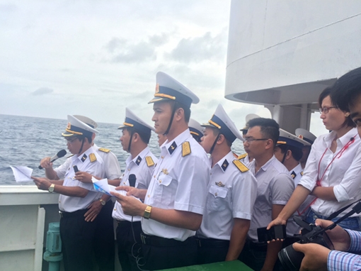 Giây phút thiêng liêng giữa biển trời Tổ quốc