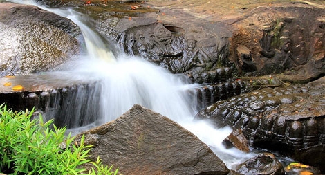 Dòng sông thiêng chứa hàng ngàn Linga-Yoni