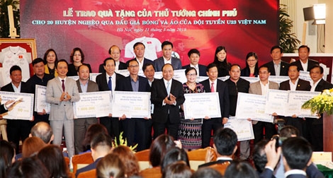 Trao 20 tỷ đồng tiền đấu giá quà tặng của đội tuyển U23 Việt Nam cho 20 huyện nghèo