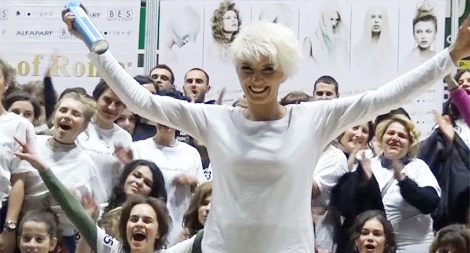 Hoàn thành 330 kiểu tóc trong 8 giờ