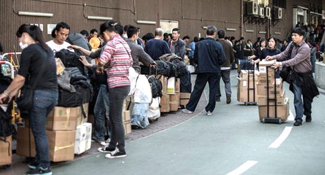 Sang Hồng Kông mua… “sữa xách tay”