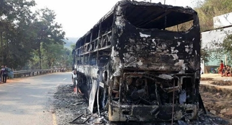 Xe giường nằm bốc cháy chơ khung trong đêm