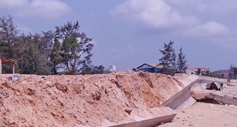 Tìm nguyên nhân bờ kè mới đầu tư gần 80 tỷ bị sạt lở