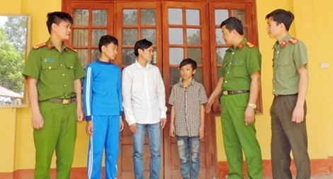 Kịp thời giúp đỡ hai cháu bé đi lạc trở về gia đình