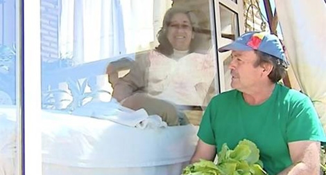 Người phụ nữ trong lồng kính