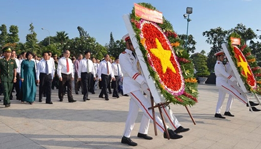 Lãnh đạo TP Hồ Chí Minh dâng hoa tưởng niệm các anh hùng, liệt sỹ