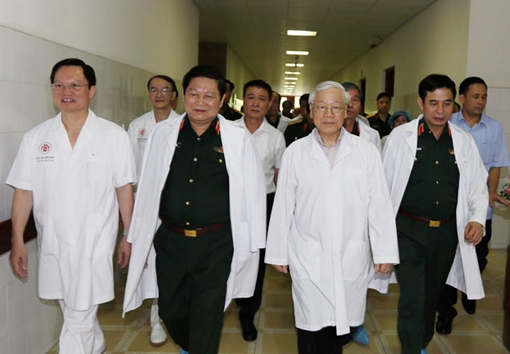 Tổng Bí thư thăm, chúc mừng đồng chí Đỗ Mười và đồng chí Lê Đức Anh được tặng Huy hiệu 80 năm tuổi Đảng