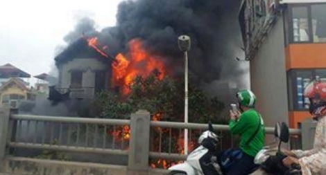 Cháy lớn tại chân cầu Vĩnh Tuy