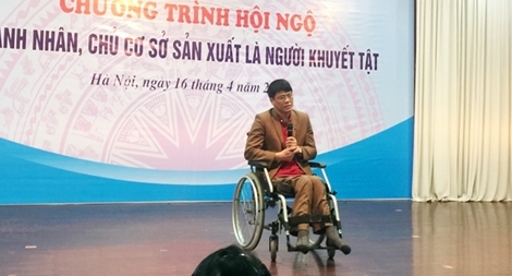 Giám đốc ngồi xe lăn tạo việc làm cho người lao động nghèo