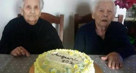 Cặp song sinh cao niên nhất thế giới