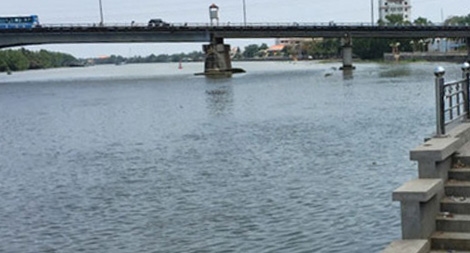 Tìm tung tích nạn nhân chết trôi sông