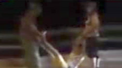 Nữ sinh 14 tuổi bị bố mẹ dọa ném xuống chân cầu vì... theo trai