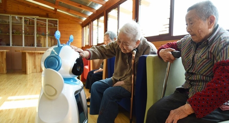 Chăm sóc người cao tuổi bằng... robot