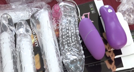 Xe khách chở cả đống... đồ chơi tình dục