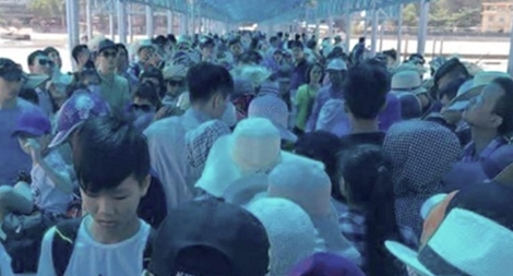 Thời tiết xấu nhiều du khách mắc lại đảo Cô Tô