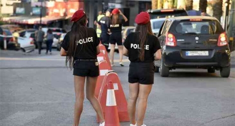 Đội nữ cảnh sát mặc quần ngắn quyến rũ ở Liban