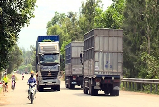 Xe tải chở dăm gỗ lộng hành ở khu kinh tế Dung Quất