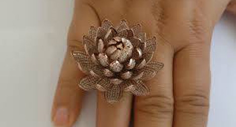 Chiếc nhẫn gắn nhiều viên kim cương nhất