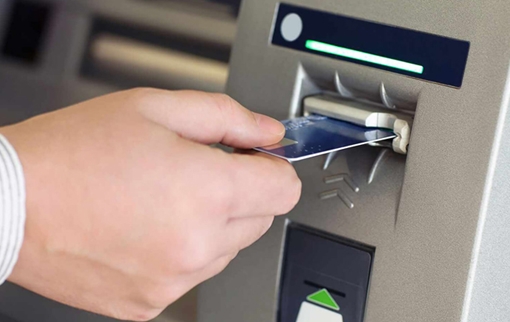 Các ngân hàng phải dừng tăng phí rút tiền ATM