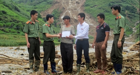 Báo CAND và Agribank hỗ trợ người dân vùng lũ Hà Giang 200 triệu đồng