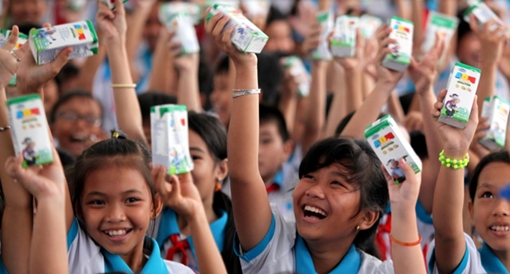 Vinamilk trao gần 80.000 ly sữa cho trẻ em tại Vĩnh Long