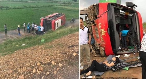 Đâm vào dải phân cách, xe khách lật nghiêng lao xuống đường dân sinh