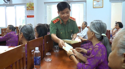 Thứ trưởng Nguyễn Văn Sơn thăm Trung tâm phụng dưỡng người có công cách mạng