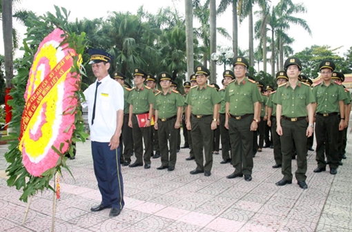 Tổng cục Hậu cần - Kỹ thuật thăm hỏi các thương bệnh binh và gia đình chính sách