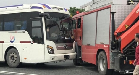 Thực nghiệm hiện trường xe khách đâm xe cứu hỏa khiến 1 người chết, 7 người bị thương