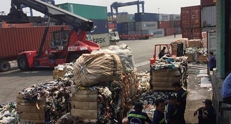 Phế liệu rầm rộ nhập về Việt Nam!