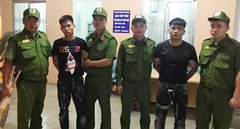 Gần 100 thanh niên quàng khăn đỏ vác dao kiếm đi “trả thù”