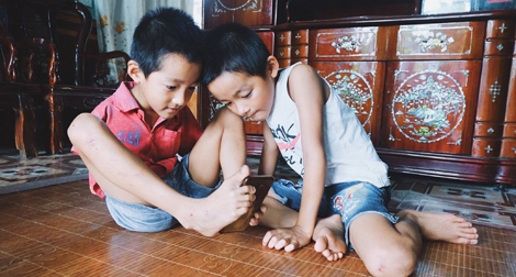 Hành trình dạy con viết cuộc đời bằng đôi chân nhỏ