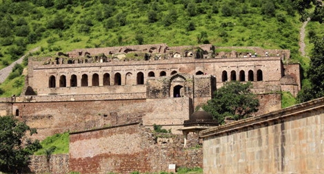 Bí ẩn những ngôi làng bị “yểm bùa” trên thế giới