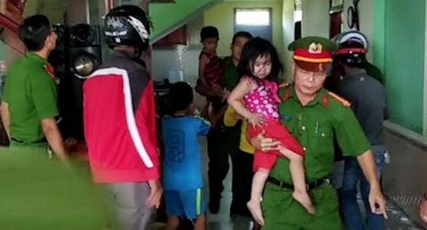 Giải cứu thành công 3 em nhỏ bị bố đẻ nhốt trong phòng tự thiêu