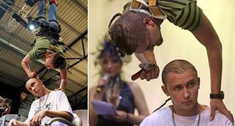 Vừa treo ngược vừa… cắt tóc