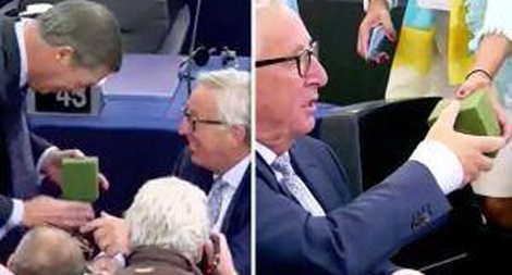 Chủ tịch Ủy ban châu Âu được tặng đôi tất Anh