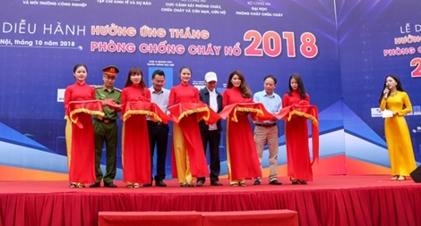 Hàng trăm bạn trẻ đạp xe diễu hành Tháng phòng chống cháy nổ 2018