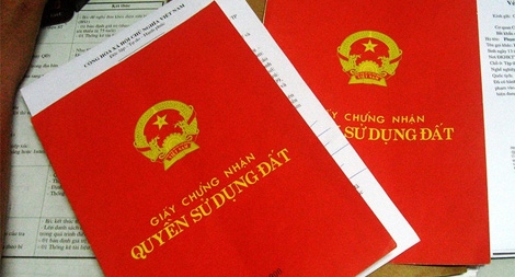 Cán bộ địa chính 13 năm “quên” phát sổ đỏ cho dân