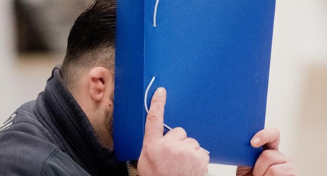 Chiếc vỏ hộp vạch mặt sát thủ khoác blouse trắng