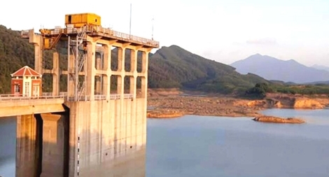 Nhiều hồ đập vật vã khô khát bất thường giữa mùa mưa