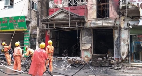 Cháy nhà trên phố Đặng Tiến Đông, hai người bị thương nặng