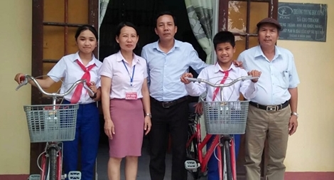 Người thầy giáo trích tiền lương mua xe đạp tặng học trò nghèo